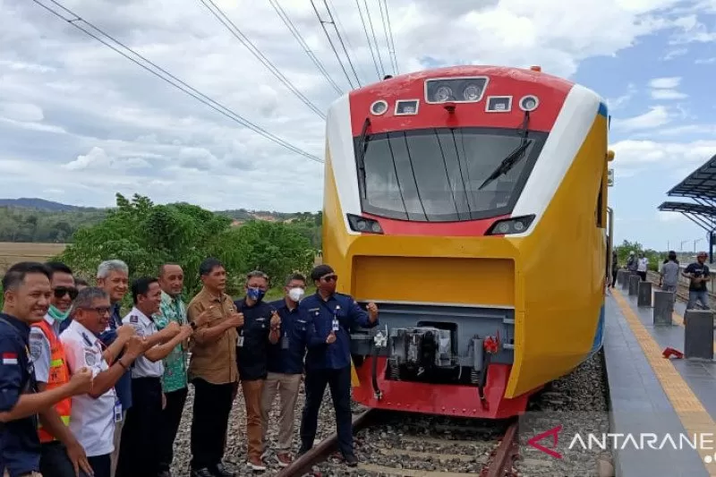  Menunggu Rangkaian Kereta Api Beroperasi di Bumi Sulawesi