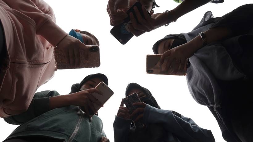 Hebat! Orang Indonesia Mampu Main Handphone 5,5 Jam Sehari