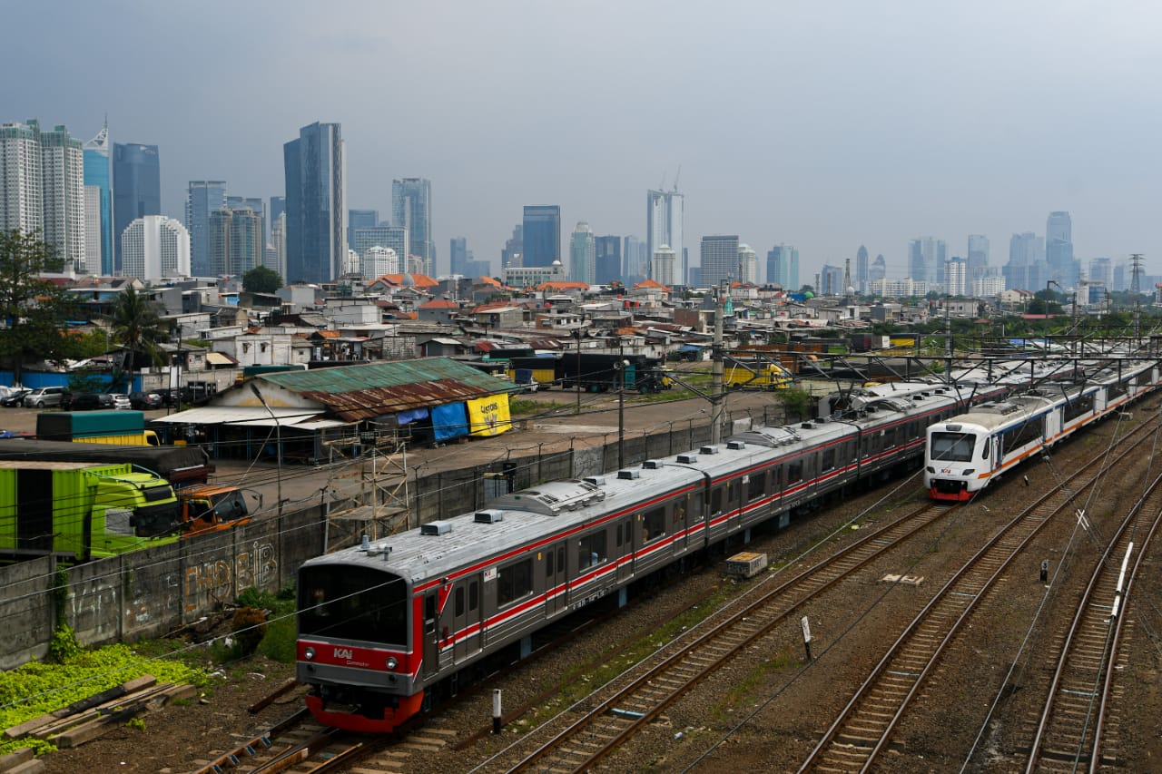 KRL dan gedung Jakarta