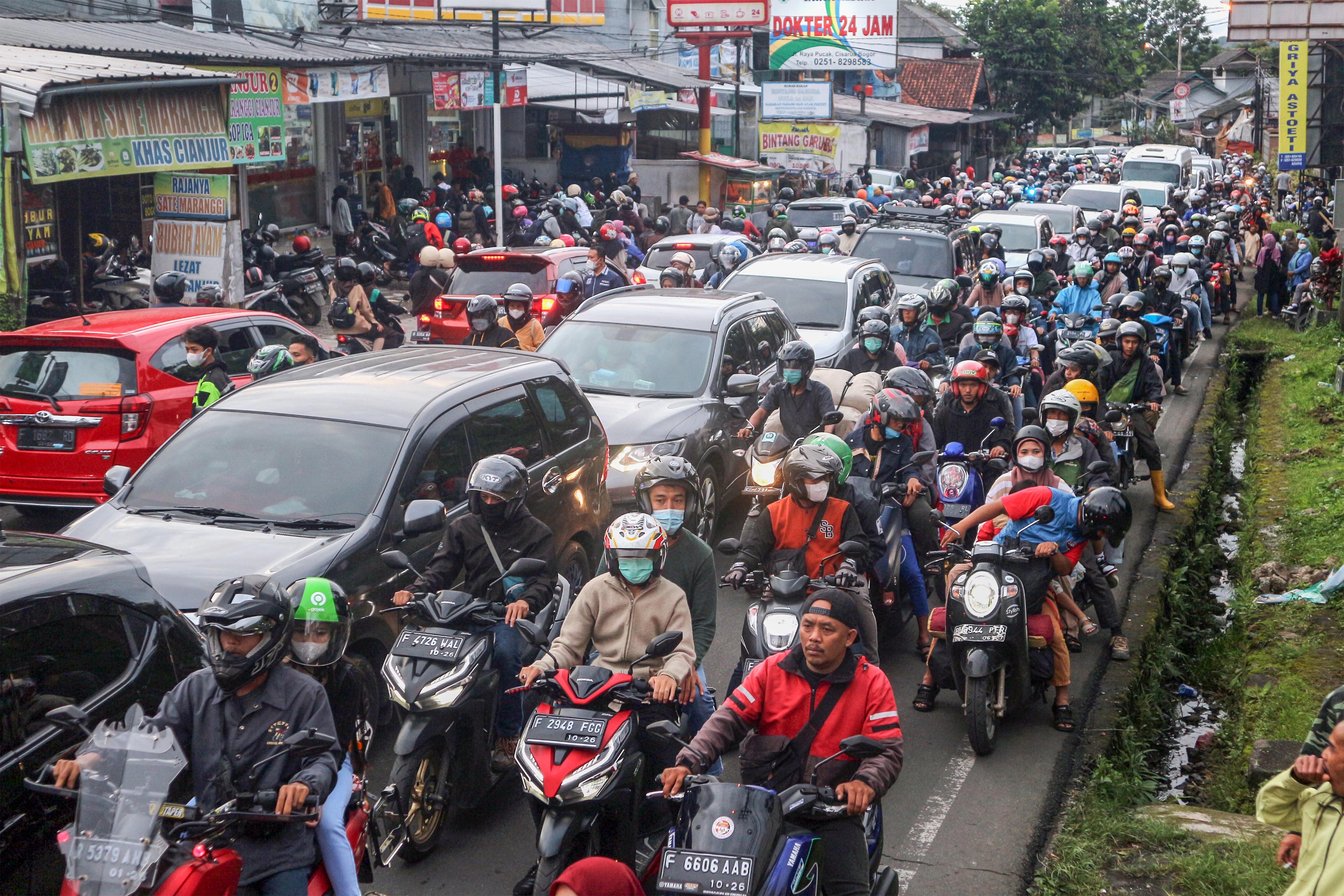 Libur Panjang Jalur Wisata Puncak Bogor Dipadati Wisatawan