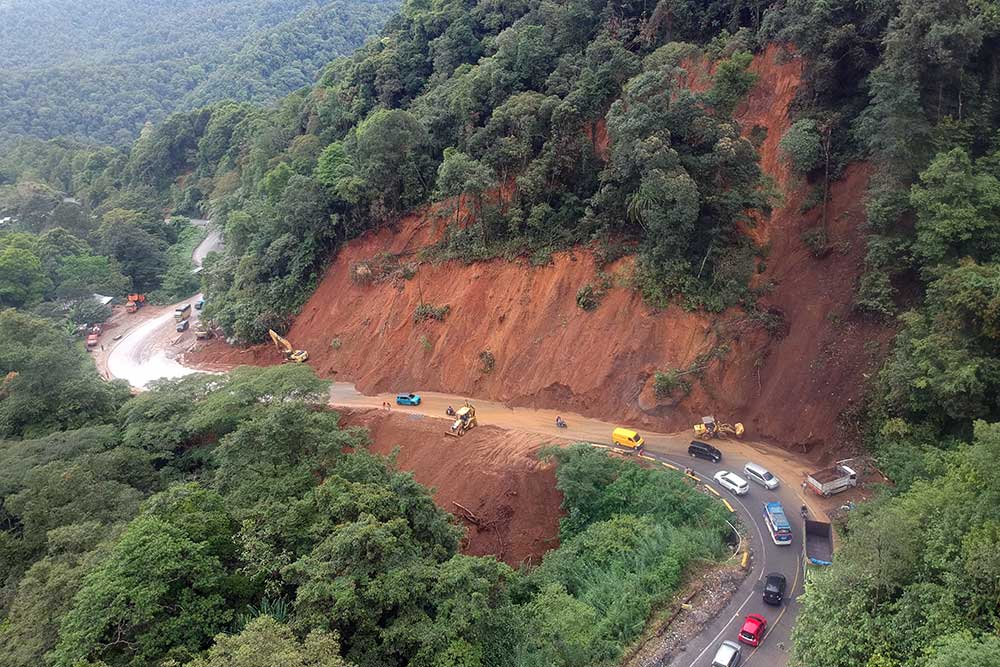 Tanah Longsor Di Jalan Sitinjau Lauik Ganggu Jalur Perekonomian