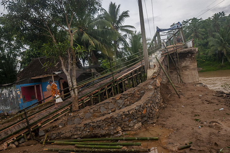 Jembatan Rusak Akibat Banjir Bandang di Lebak