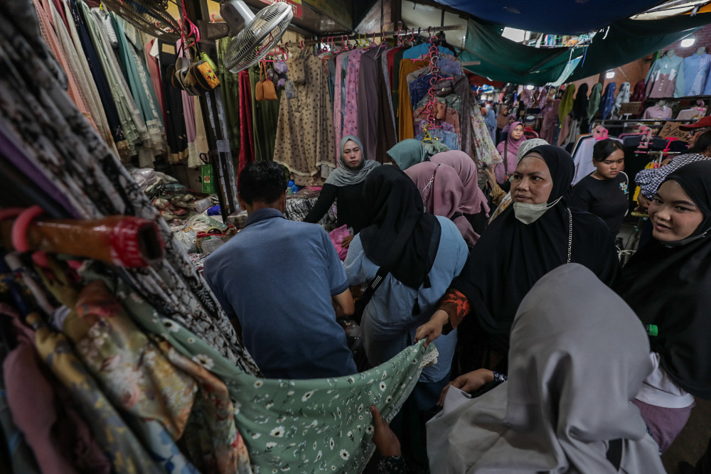 Sepekan Jelang Ramadan, Pasar Tanah Abang Mulai Dipadati Pengunjung